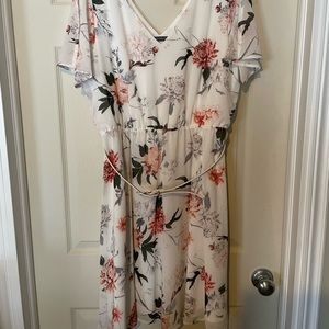 White floral Suzy Shier dress with belt